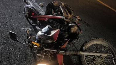 Accidente entre vehículo y motocicleta deja dos personas fallecidas