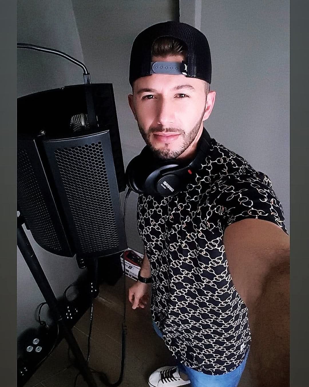 Alejandro Víquez, exparticipante de Combate, busca abrirse camino como cantante.