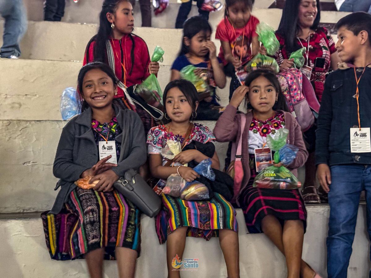 Las sonrisas no faltaron en la fiestita del padre Sergio. Foto: Cortesía Obras del Espíritu Santo.