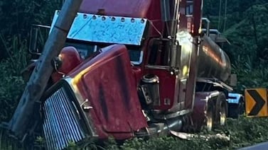 Hombre queda en estado crítico tras violento choque entre carro y cisterna en Ruta 32
