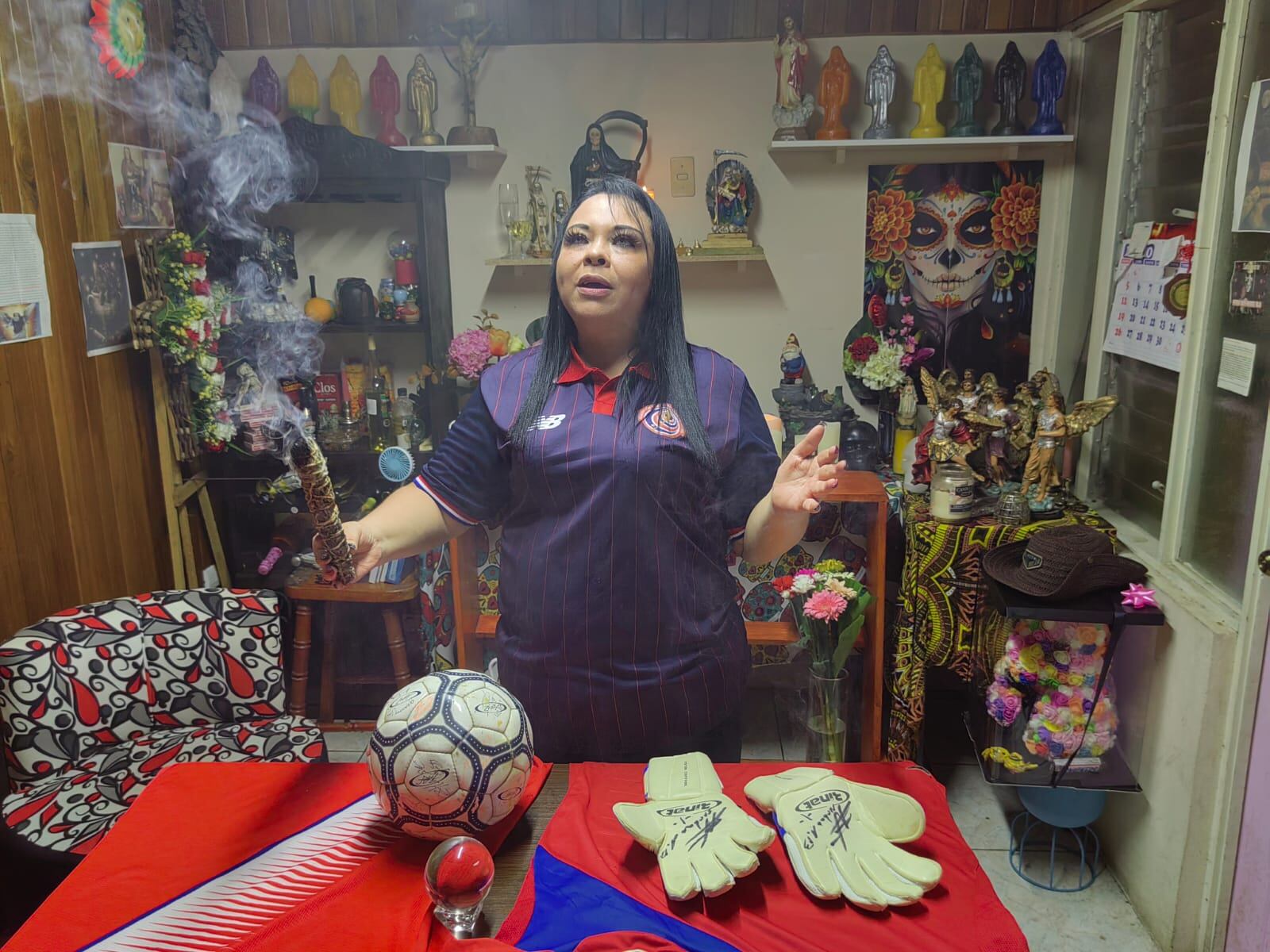 Una de las tarotistas más conocidas e influencer de las redes sociales, Mithzi Bonilla solano, nos recibió en su consultorio el pasado jueves 9 de junio, con el objetivo de tirarle las cartas al partido de repechaje del 14 de junio entre Costa Rica y Nueva Zelanda por el mundial Catar 2022