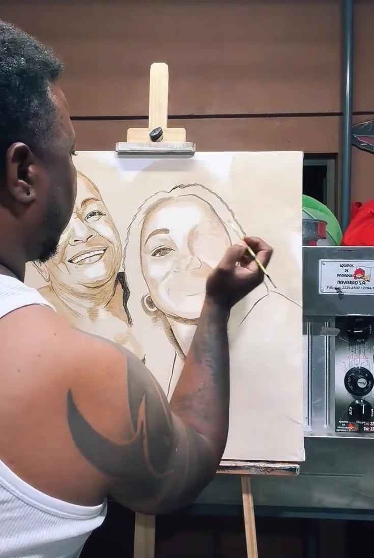 Jonathan García dibuja desde los 7 años y hace apenas un mes dejó su trabajo fijo para vivir de los retratos que pinta con tinta hecha a base de café