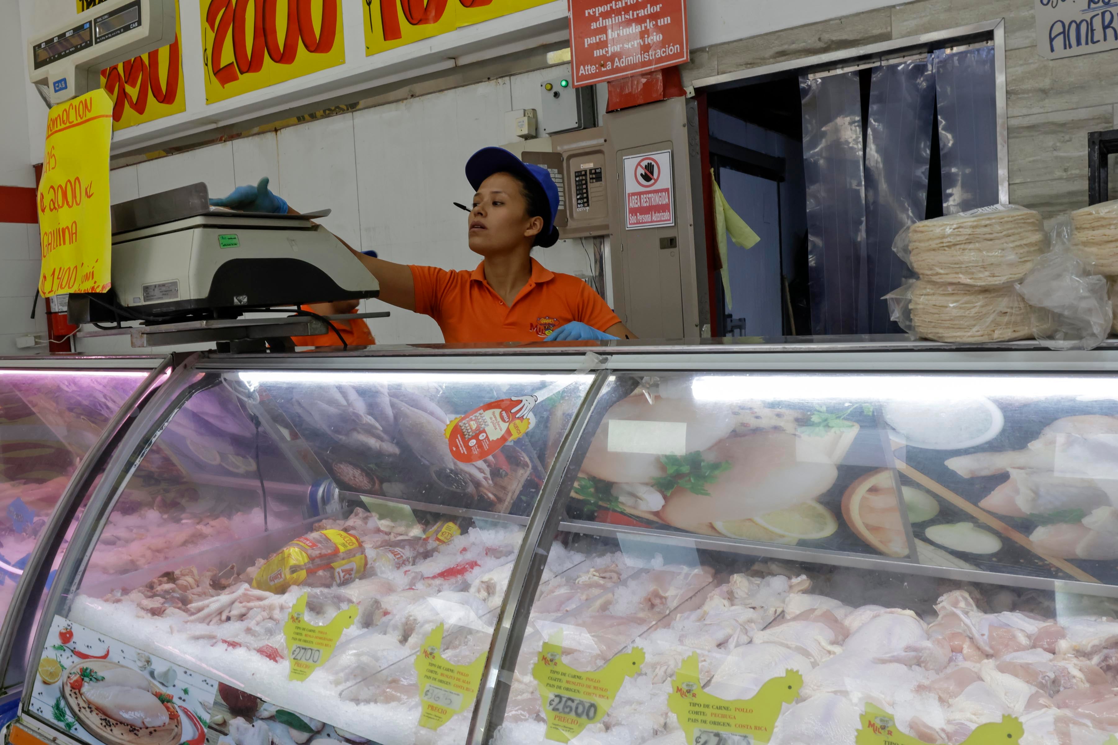09/11/2023. Guadalupe. Hora:12:00 m.d. En la Carnicería Milor, ubicada en el centro de Guadalupe, aseguran que los precios del pollo han rebajado para beneficio de sus clientes. Fotos: Mayela López
