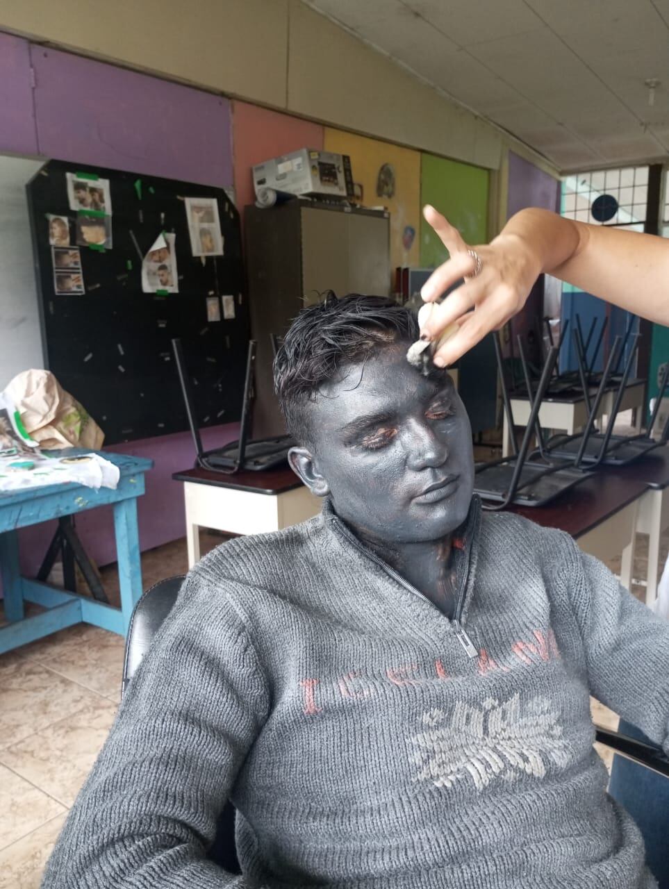 Álvaro Arias Oporta es un muchacho de Grecia que se ha especializado en el arte de la estatua viviente