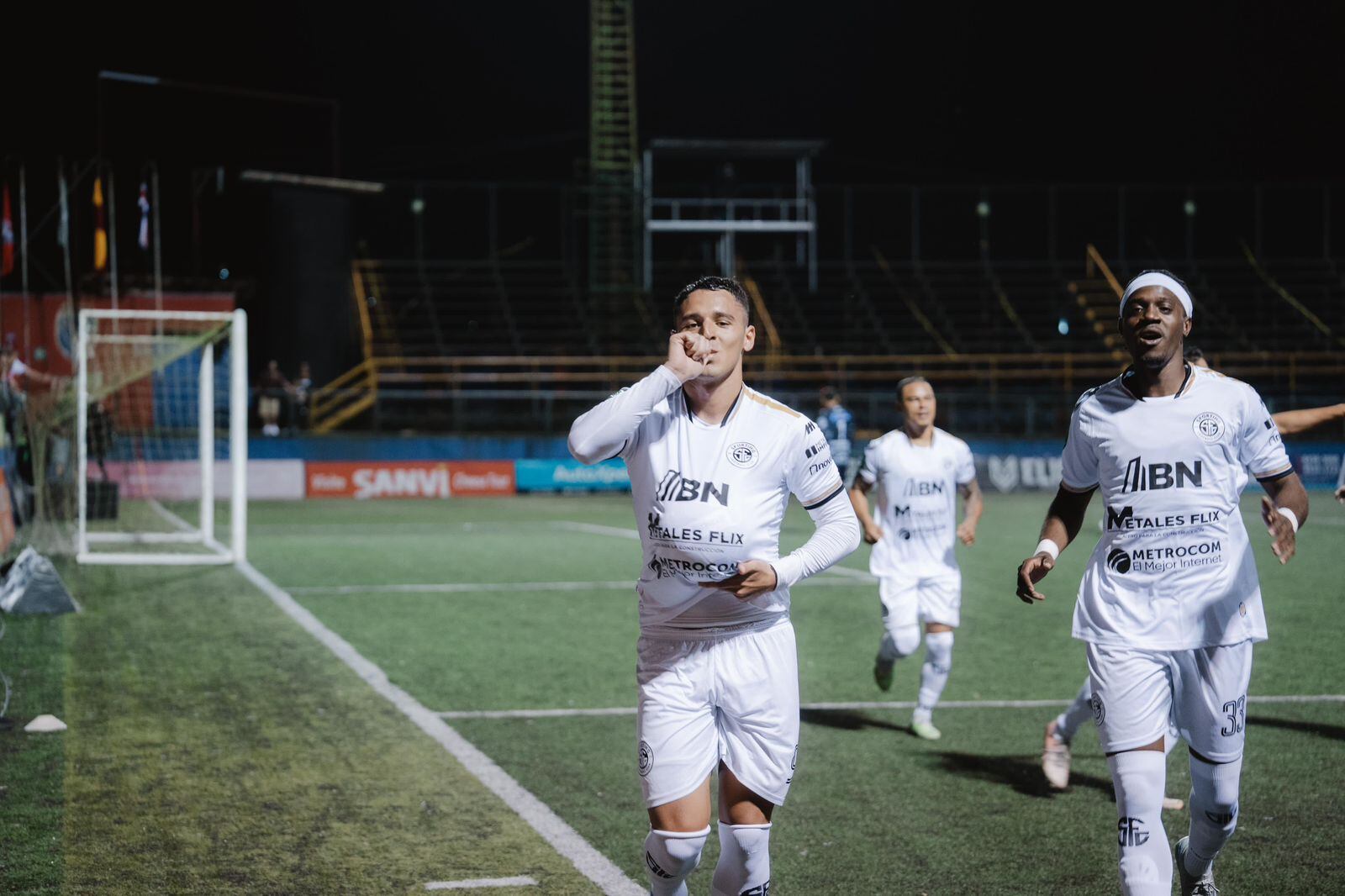 Dorian Rodríguez, jugador del Sporting regresó a las canchas luego de superar una lesión y espera su primer hijo. Prensa SFC.