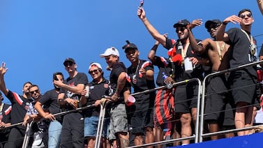 Alajuela se tiró a la calle por un desfile que añoraba hace 12 años: “Este es título que más nos sabe”