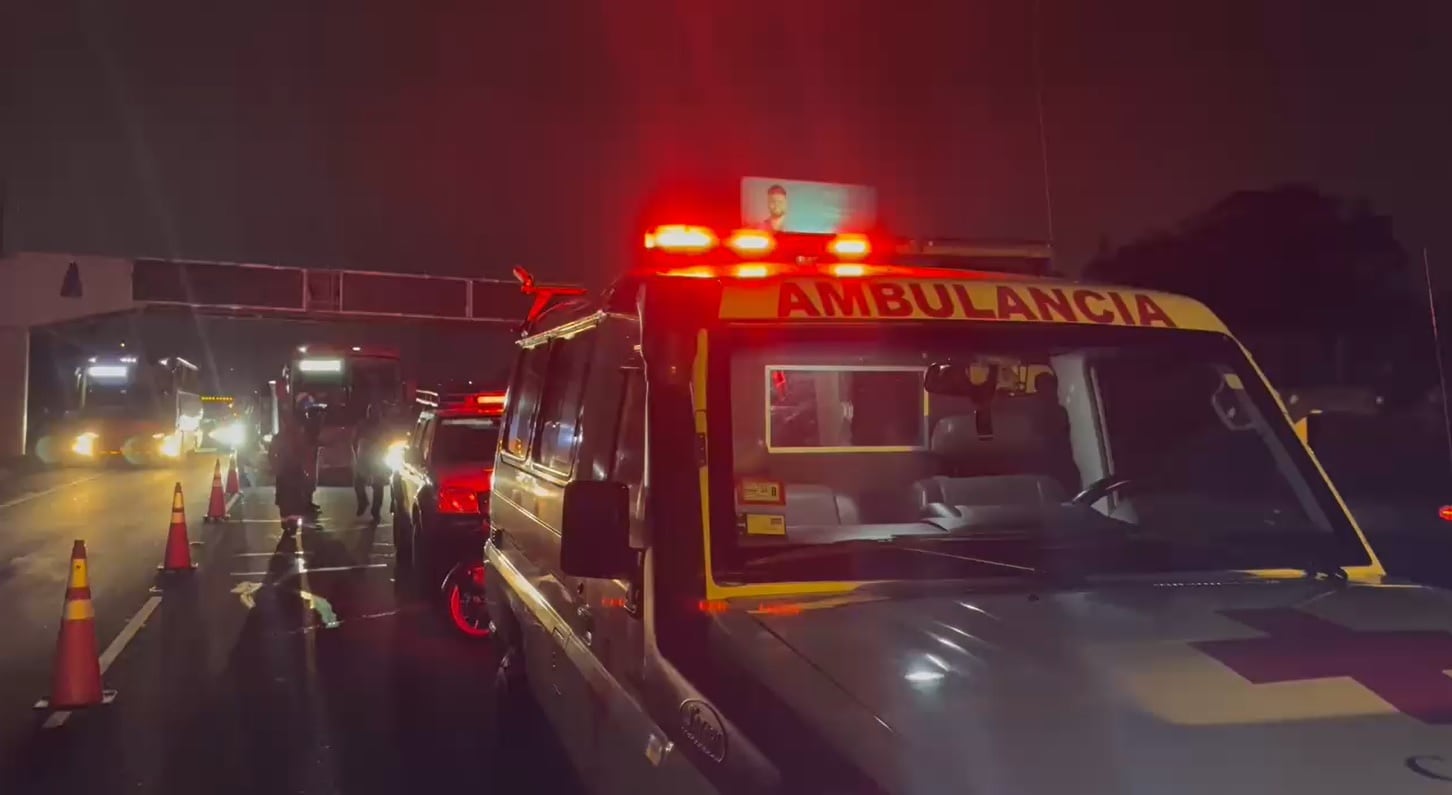 Personal de Cruz Roja trasladó a mujer herida al Hospital San Vicente de Paul en Heredia, luego de estabilizarla para su traslado. Fotografía: Archivo LN.