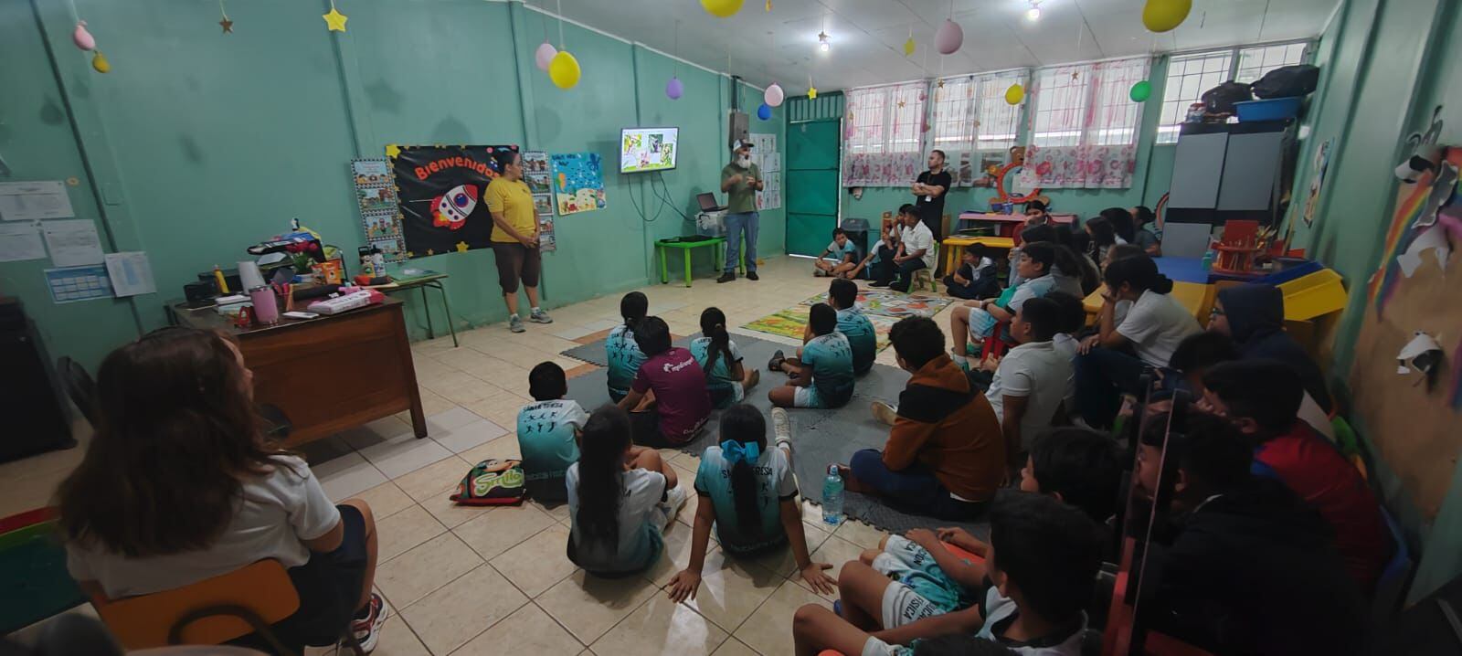 En la Escuela Santa Teresa de Cóbano, Puntarenas, el timbre de entrada apaga los gritos alegres de los niños, marca el inicio de clases, también anuncia la llegada de los gritos roncos de los monos congos que viven entre los árboles que rodean el centro educativo.