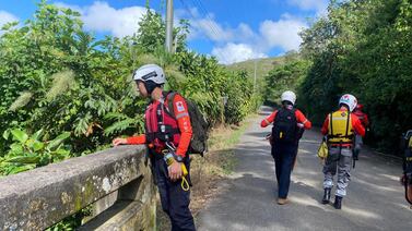 Cruzrojistas realizan incansable búsqueda para dar con muchachito arrastrado por río