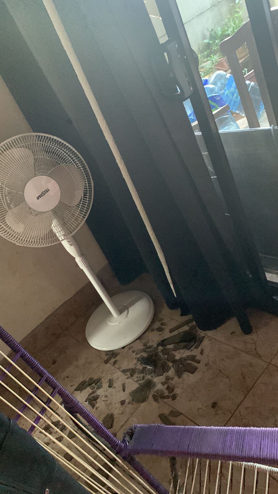 Vecinos afectados por explosión de dinamita en Carrillo. Foto cortesía Guana Noticias.