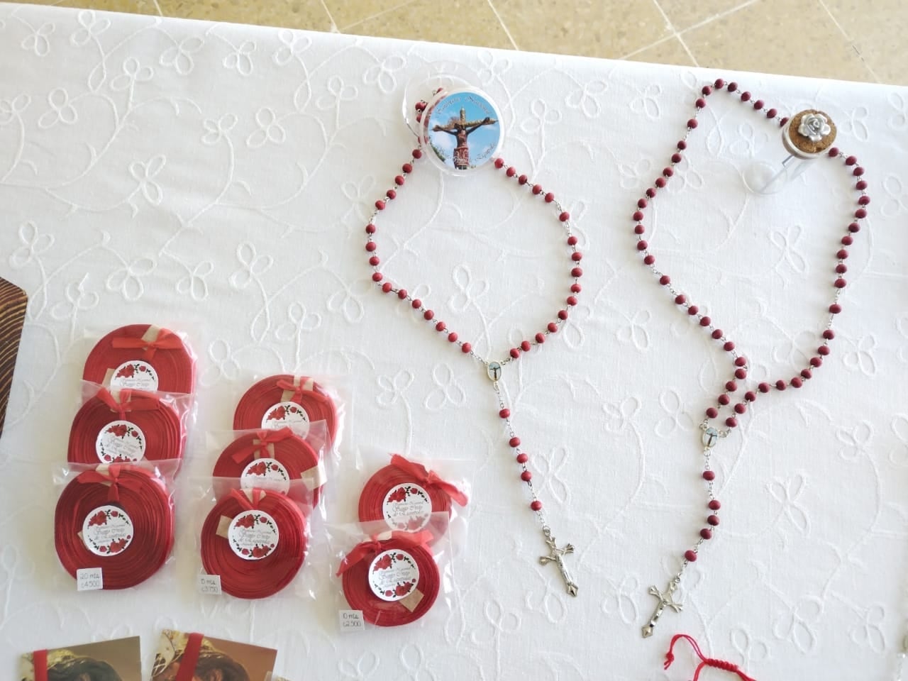 Las celebraciones en honor al Santo Cristo de Esquipulas en Alajuelita, tienen varios ingredientes especiales este 2023, uno de ellos es super histórico: se podrán comprar crucifijos con la imagen de El Negrito, como le dicen de cariño los devotos del Cristo de Esquipulas, la cual estará sobre una cruz de madera de más de 100 años.