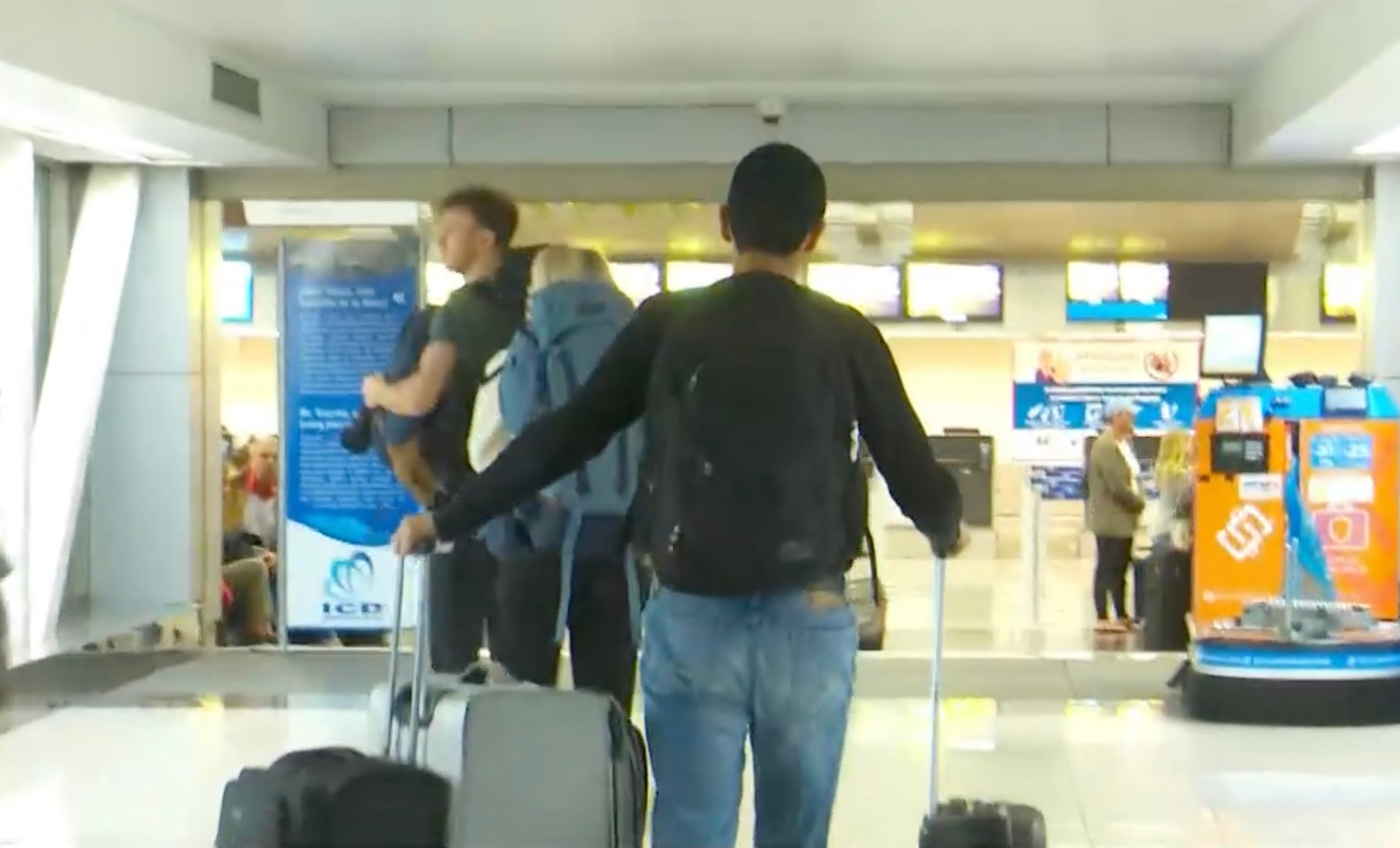 Ester viernes poco antes de las 6 a.m., el exministro Luis Amador ingresó al Aeropuerto Internacional Juan Santamaría para abandonar el país. El político declinó brindar declaraciones al noticiero Teletica que lo abordó a su llegada a la terminal. Fotografía: Cortesía Teletica.