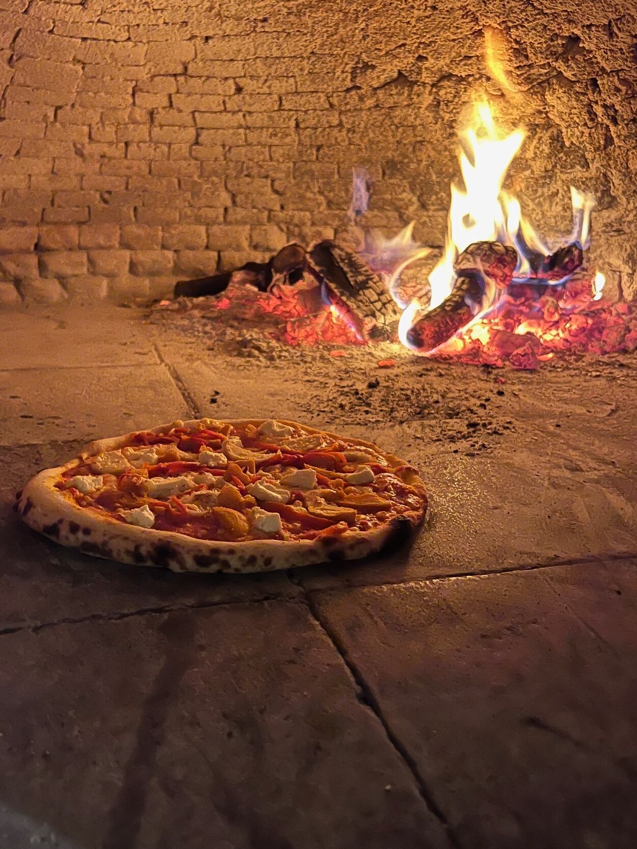 Los 9 de febrero se celebra el Día Mundial de la Pizza, para este 2025 hablamos de la Guapileña, una pizza que tiene pejibaye 100% de guápiles y es hecha en Riverside Pizzería & Gastropub por el chef Gilad Chudler; el negocio es propiedad de Daniel Harris y queda sobre la ruta 32 en San Isidro de Heredia