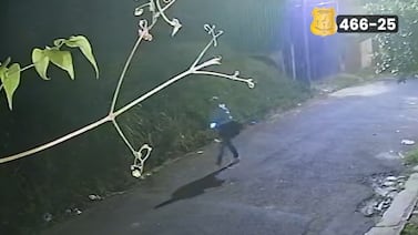 Cámara captó a sospechoso de estrangular a su pareja con una sábana dentro de casa en Alajuelita