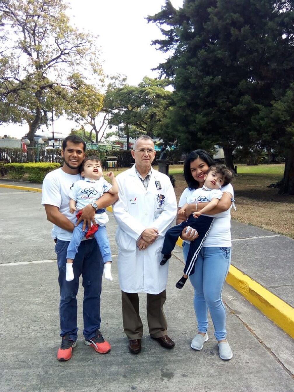 Gemelos Samuel, Ezequiel, junto a sus papás, Evelyn Badilla y don Stalin Núñez y el hermanio José Francisco