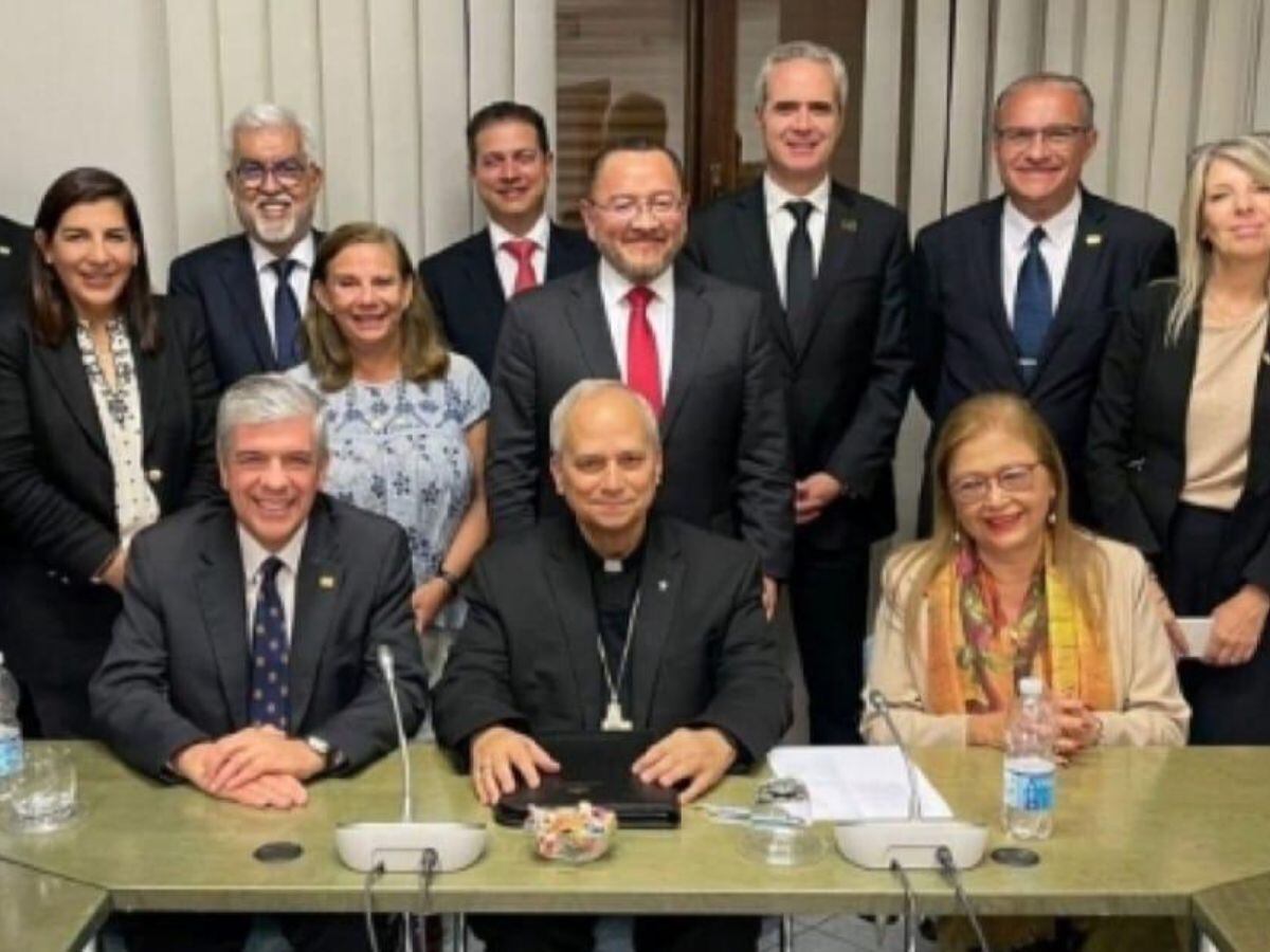 Don Fernando ha tenido el placer de compartir tiempo con el papa León XIV. En esta foto, es el del fondo con corbata roja.