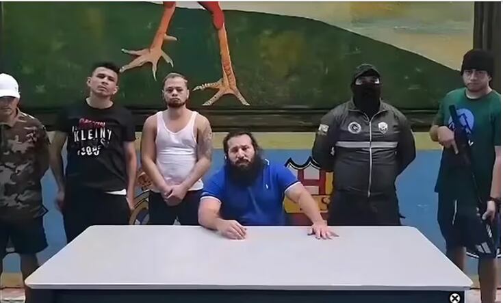 Fito (sentado), líder de Los Choneros, controlaba desde la cárcel el negocio del narcotráfico y el sicariato en todo Ecuador, según Infobae