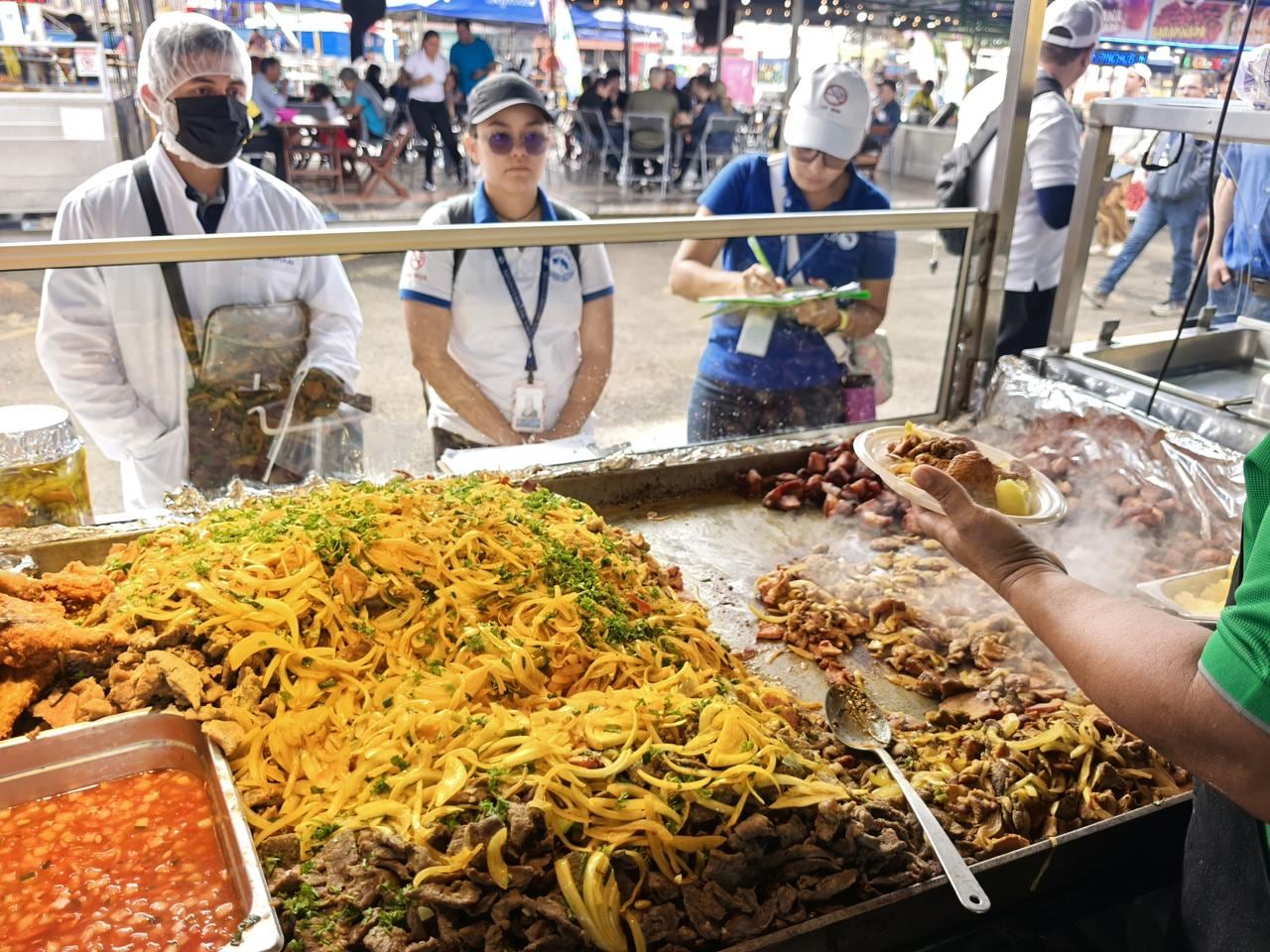Los festejos populares son eventos masivos que reúnen a personas de todo el país como parte de las celebraciones de fin y principio de año. Estas actividades se desarrollan en el Campo Ferial de Zapote, en el sector de Curridabat y en Belén de Heredia, y cuentan con la autorización sanitaria correspondiente.