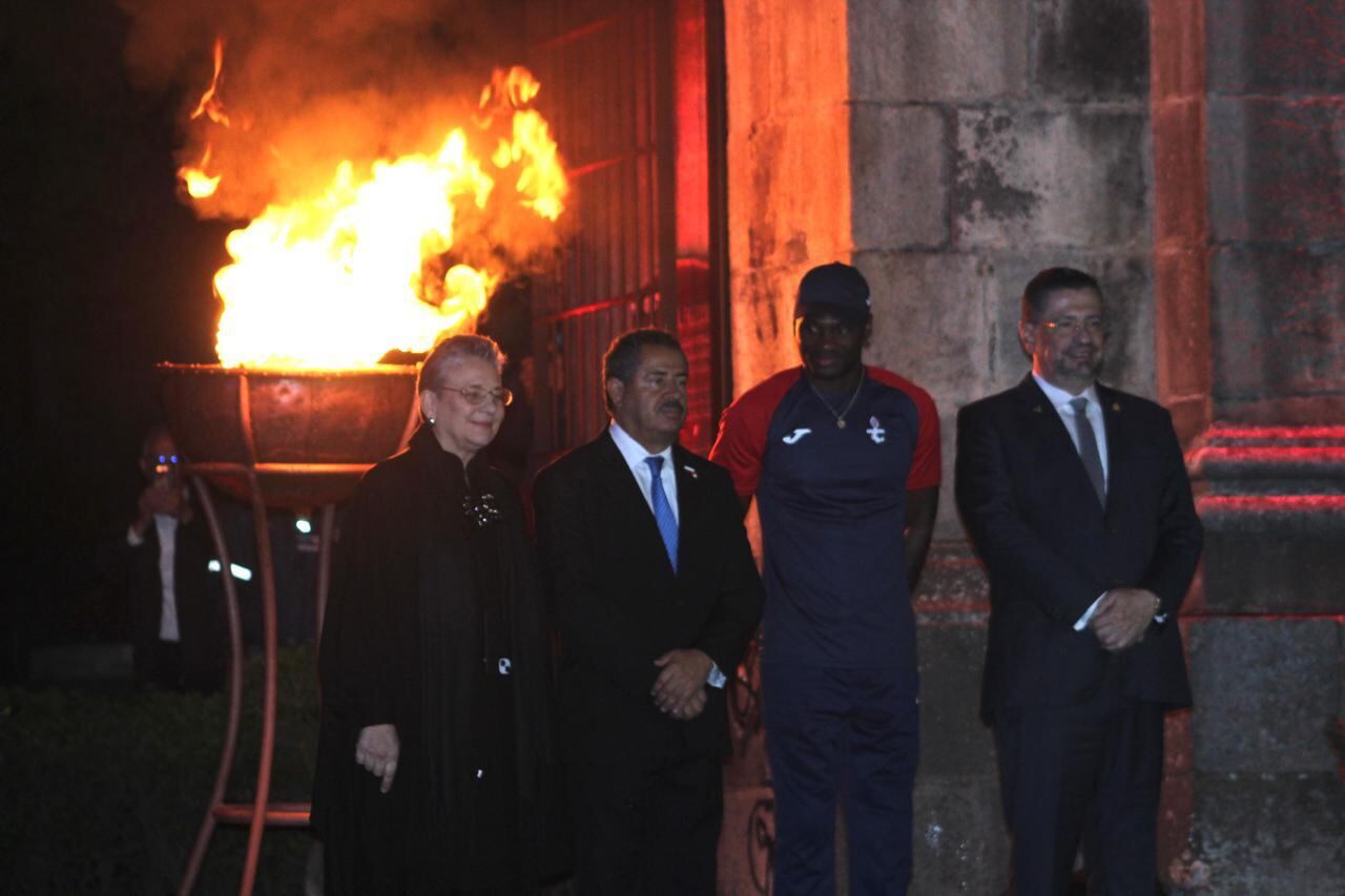 La Antorcha de la Independencia terminó su largo recorrido en las Ruinas de Cartago, donde fue recibida por el presidente, Rodrigo Chaves, Sherman Guity y el alcalde de Cartago, Mario Redondo. Sherman Guity, medallista de oro paralímpico y el paratleta más rápido del mundo, fue el invitado de honor y quien tuvo el privilegio de encender el pebetero. Crédito: Olman Mora.