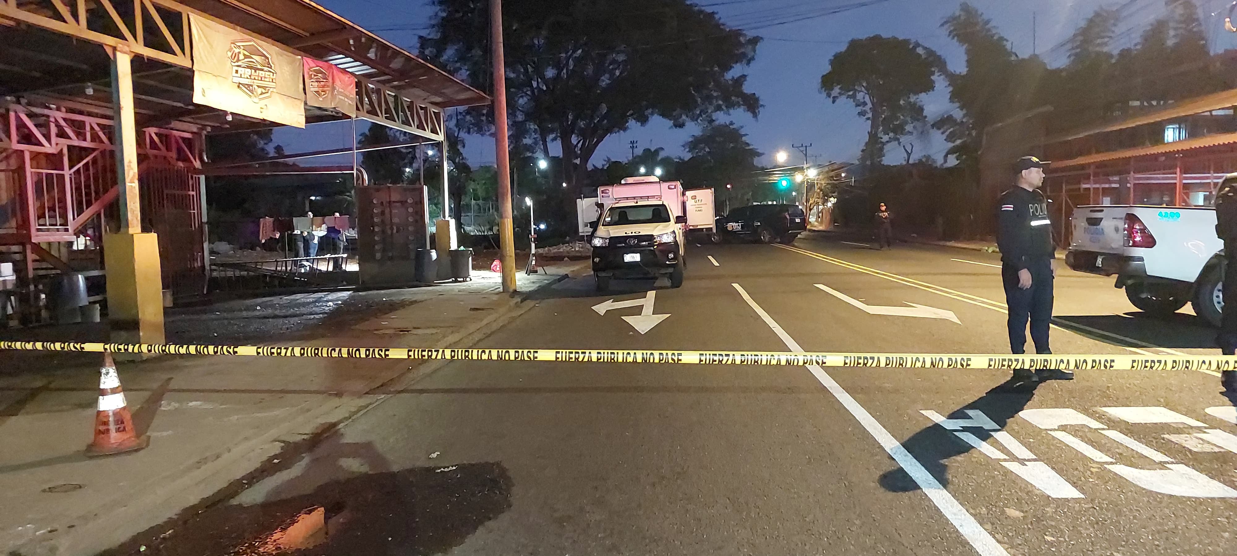Agentes del OIJ y de la Fuerza Pública atendieron la escena del tiroteo en Cañada Sur, San Sebastián, donde se reportaron tres fallecidos y dos heridos graves la madrugada de este lunes.