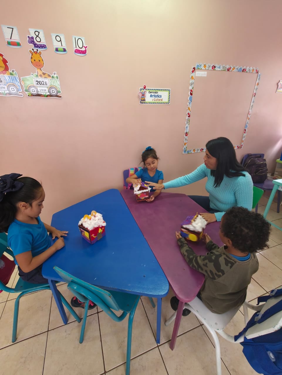 La docente Cindy Ulate Gómez camina entre cañales para llegar a la escuela en Las Mesas. (Autorización de los padres de los menores de edad)
