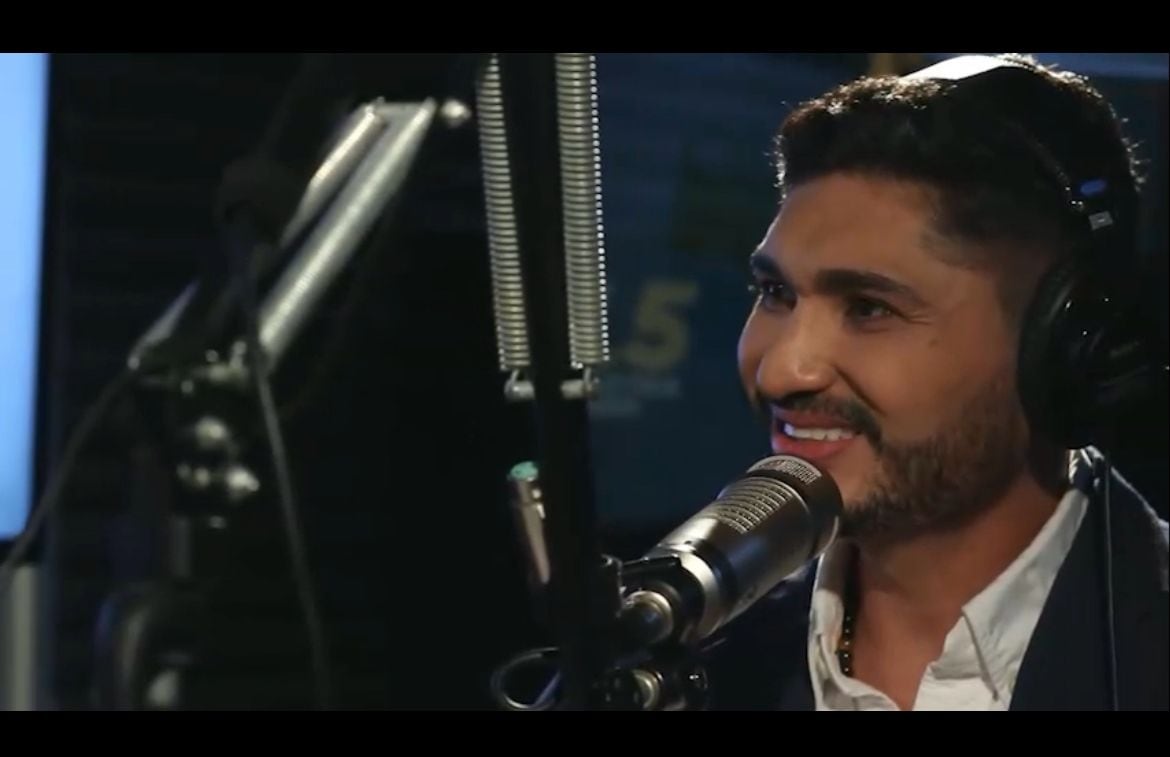 Locutor Douglas Hernández, una de las principales voces de la radio y actualmente de Teletica radio.