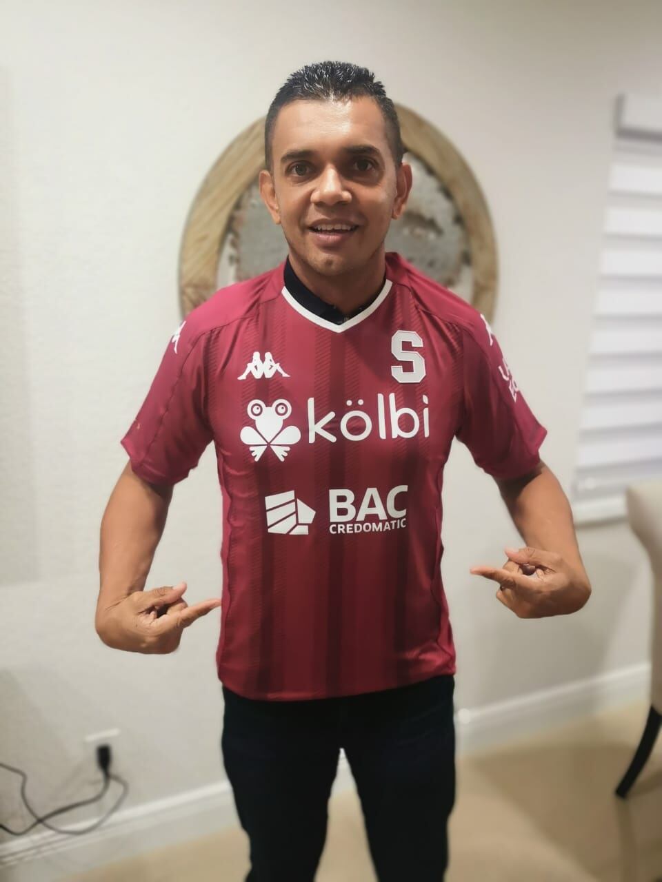 Amado Guevara parece chiquito con juguete nuevo. Cortesía.