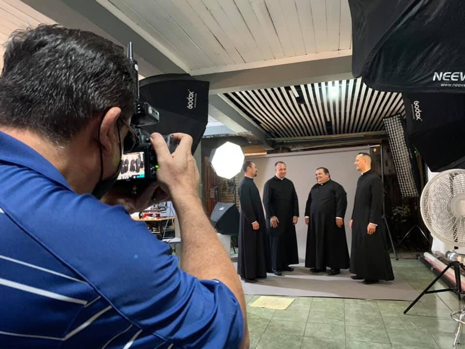 ¡Ruah… Cantando Vida! Es el nombre del grupo que está integrado por los padres Gerardo Alpízar Castro, párroco de San Roque; Greivin Chaverri Jenkins, cura de San Isidro de Peñas Blancas; Fabio Hidalgo Rojas, padre de la catedral de Ciudad Quesada; y Adolfo Robles Garbanzo, párroco de Santo Domingo de Monterrey.