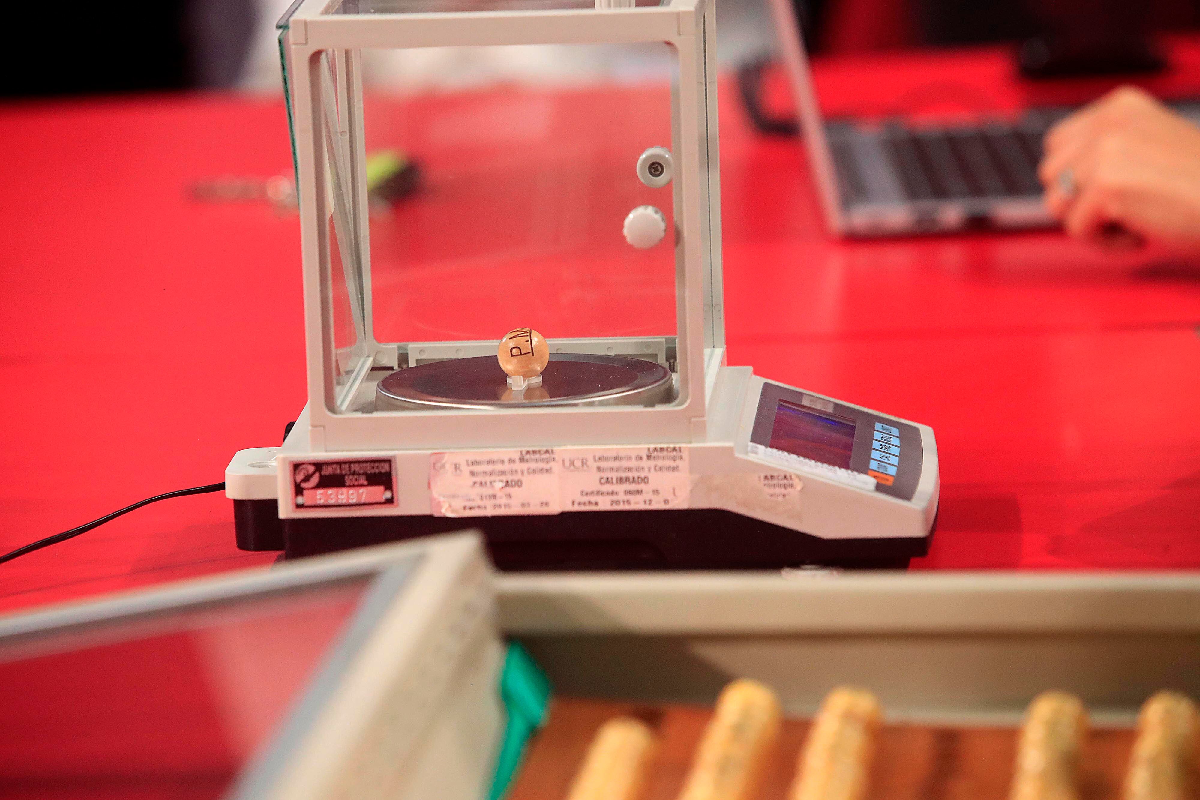 11/12/2023      Junta de Protección Social. Pesaje oficial de las bolitas para el sorteo de Gordo Navideño. Foto: Rafael Pacheco Granados