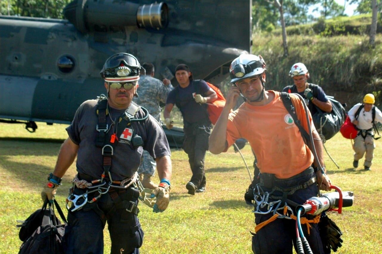 Jorge Benavides y Héctor Blanco luego de rescatar el cuerpo de Rafael Herrera en Cinchona. Foto cortesía Héctor Blanco.