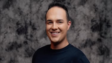 Presentador Rafa Pérez salió de emergencia de Repretel este viernes por culpa de un jocote