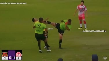Árbitro lanza impresionante patada tras sentirse atacado en partido y desata polémica
