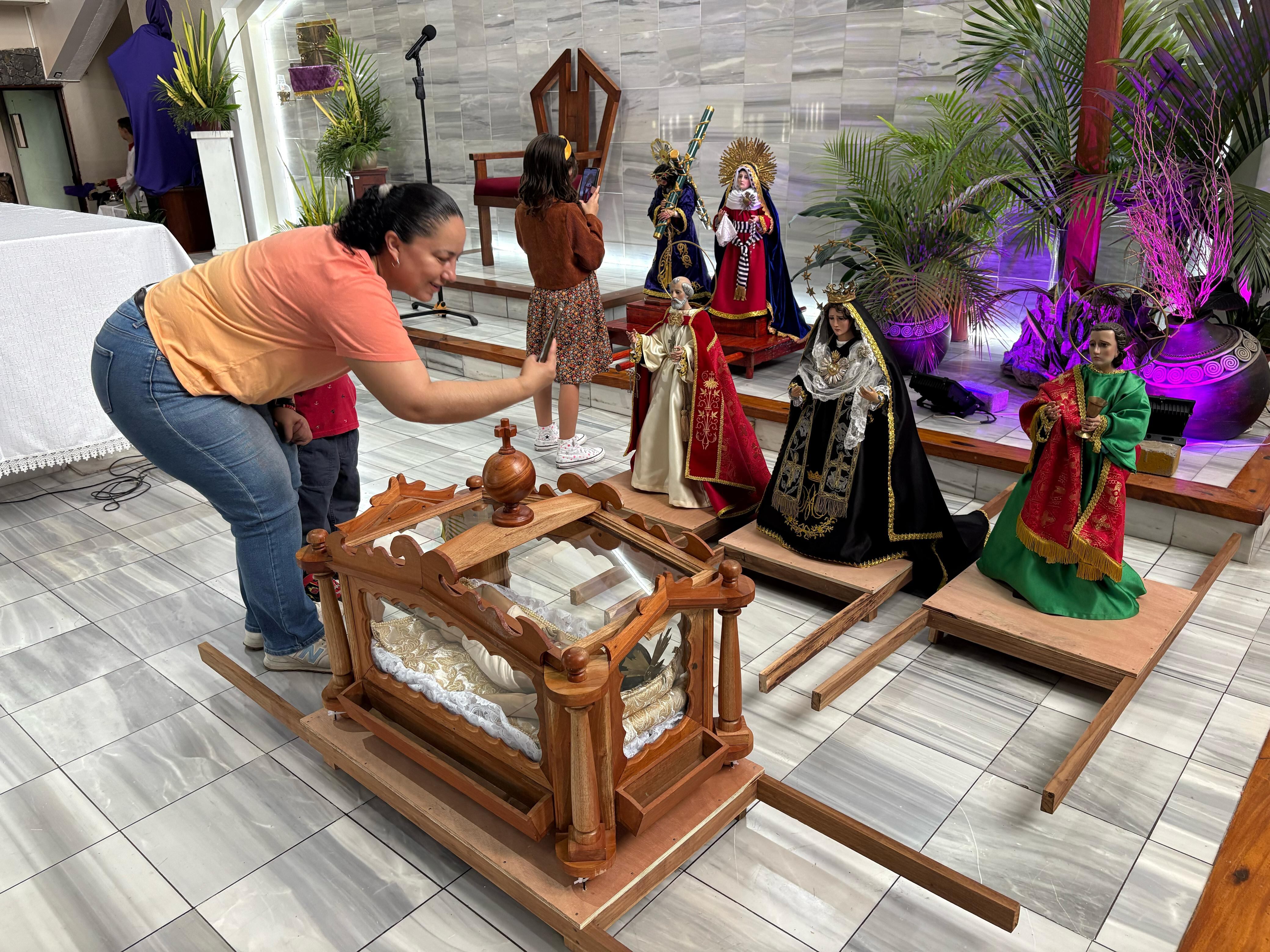 Un “Jesucristico en el sepulcritico”, una “virgencita de los dolorcitos”, un “Nazarenito”, entre otras imágenes pequeñitas, fueron cargadas por niños de la parroquia San Rafael Arcángel de San Rafael Arriba de Desamparados