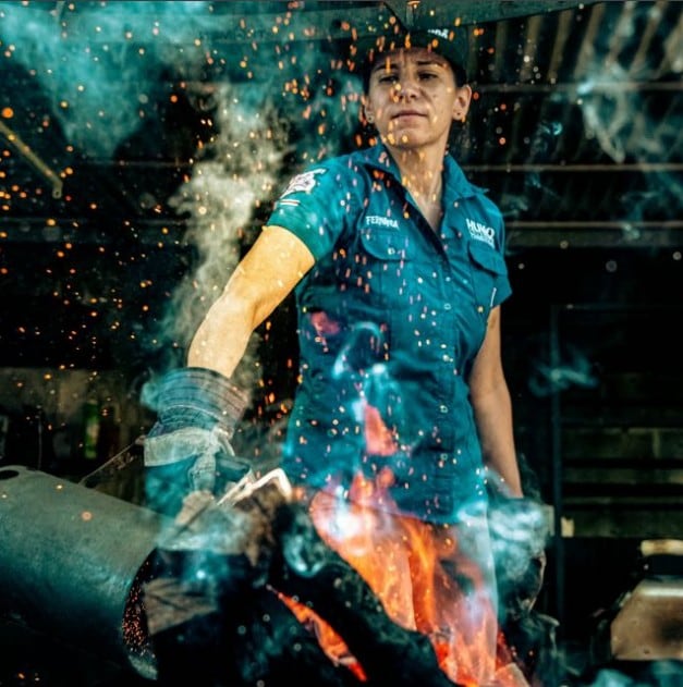 María Fernanda Molina Villalobo el fuego no la quema, más bien le cocina el corazón. Esta alajuelense de 42 años acaba de coronarse como la mejor parrillera de lechones de toda Centroamérica tras ganar el primer lugar en el “Master Grill Lechón Challenge 2025”. El equipo Humo Parrillada lo integran, además de María Fernanda, los chefs Carlos Soto, Braulio Zúñiga y Roy Pearzon