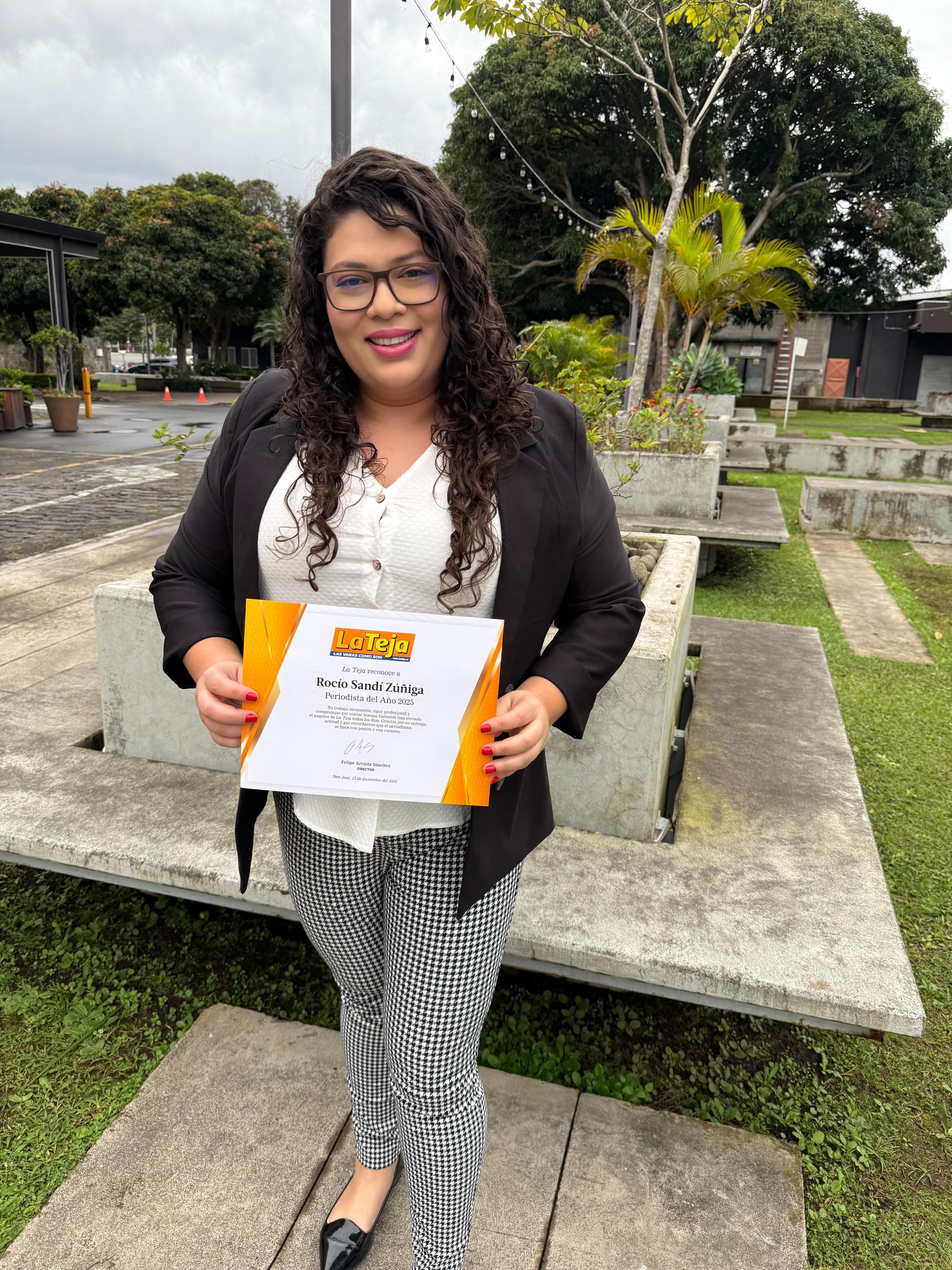 La Teja entregó su premio al Periodista del Año 2025, la ganadora fue Rocío Sandí Zúñiga, quien es de la sección de Nacionales. Hubo mención honorífica para Fabiola Montoya.