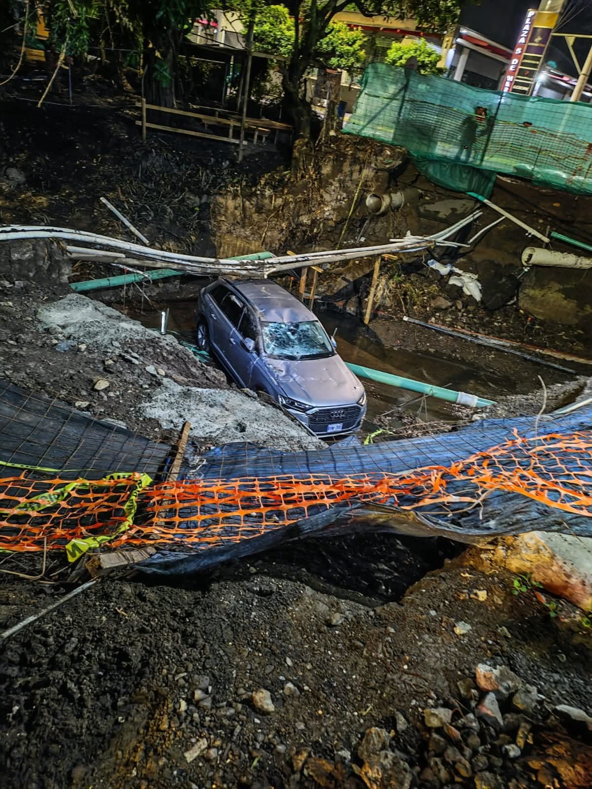Un carro cayó en una quebrada en Santa Ana