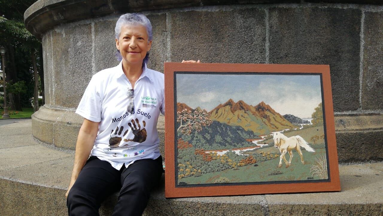 Duvi Carranza, pinta con tierra.