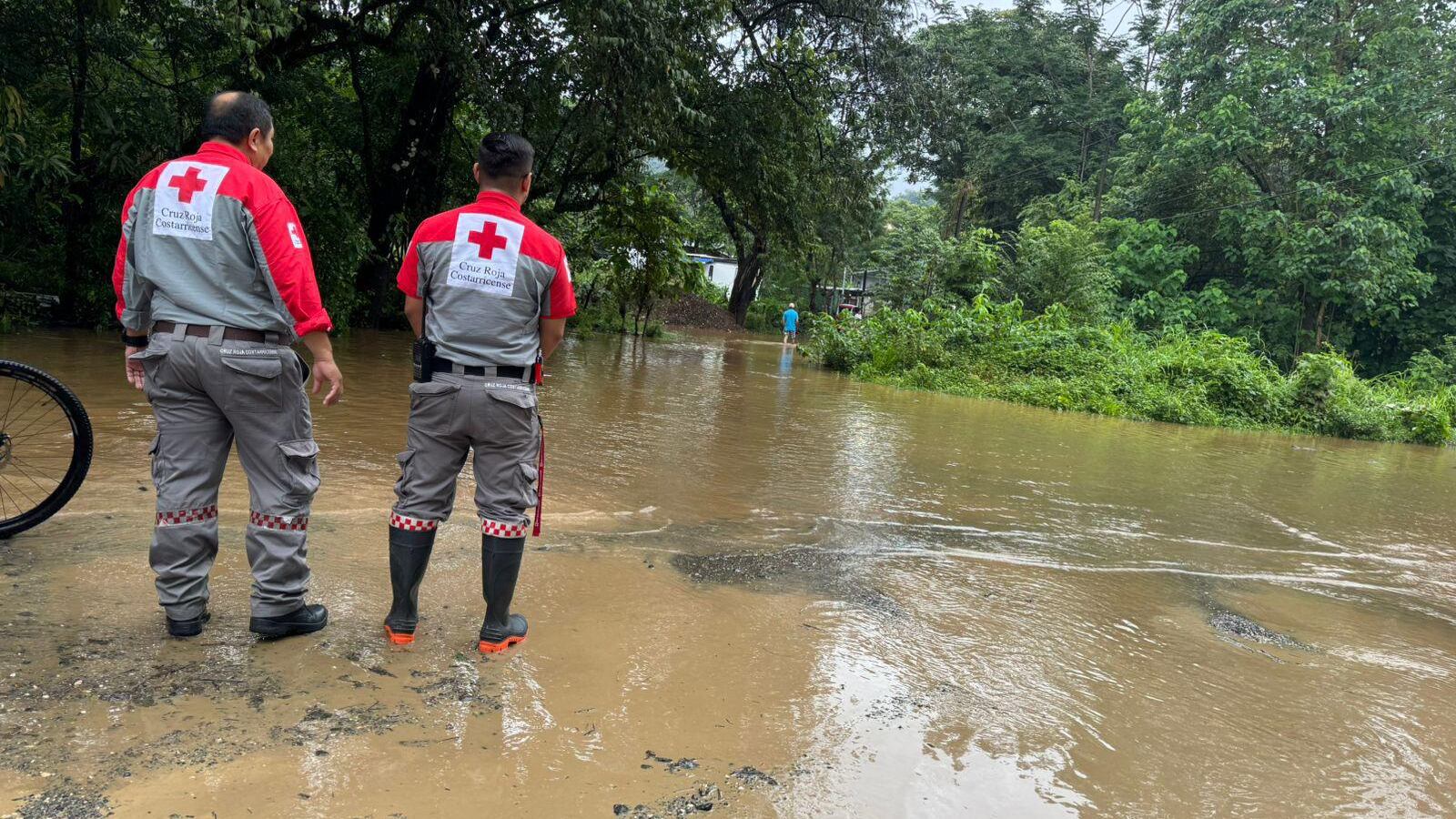 Los fuertes aguaceros provocados indirectamente por el huracán Rafael ha golpeado con fuerza a los vecinos de Guanacaste. Foto: Cruz Roja
