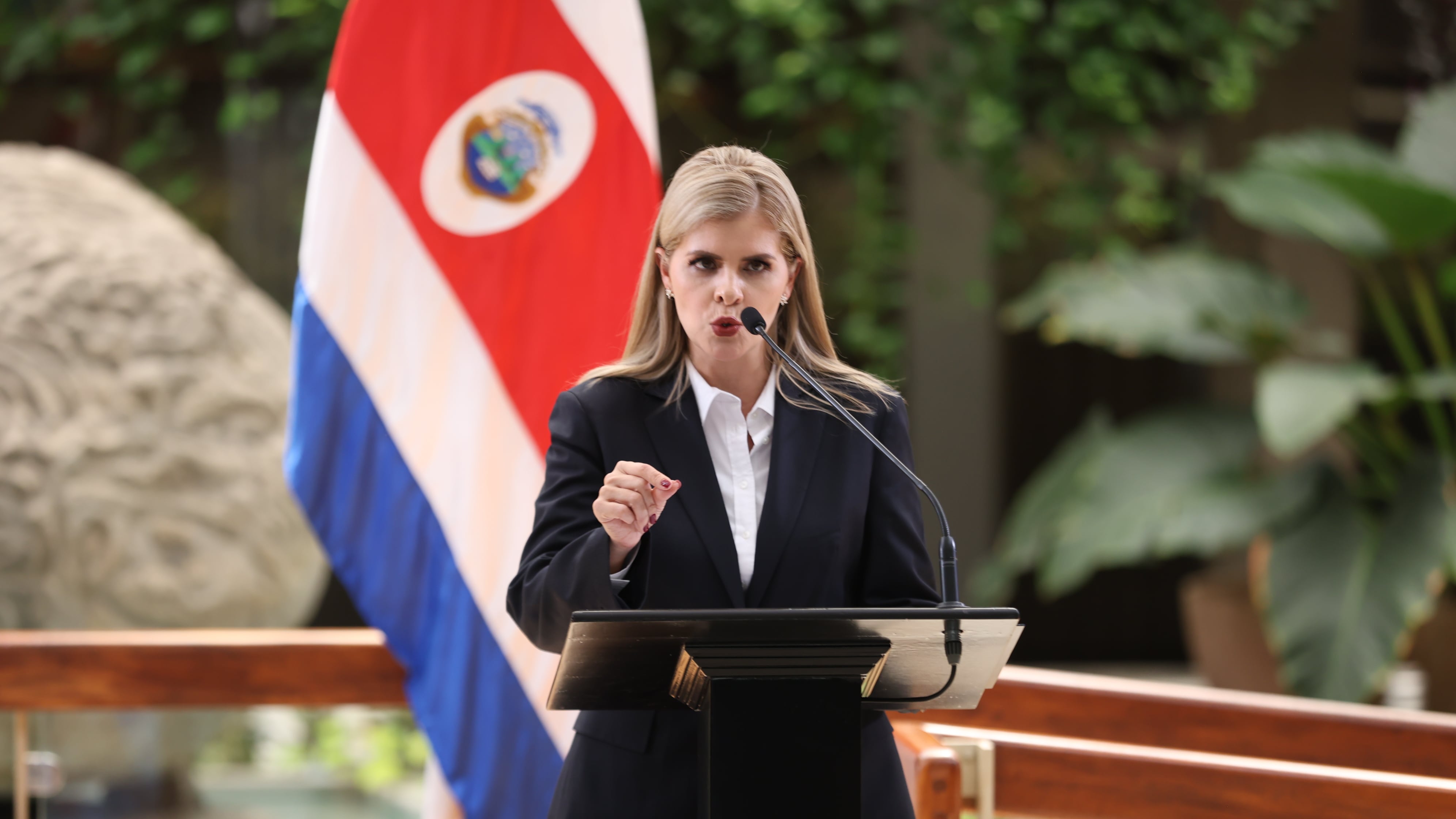 Fotos de la Sra. Presidente de la República Laura Fernández durante la rueda de prensa semanal a en Casa Presidencial / Foto John Durán