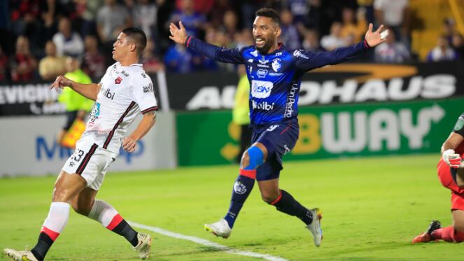 El delantero del Cartaginés Marcel Hernández llegó a los 15 goles en el torneo. Rafael Pacheco.