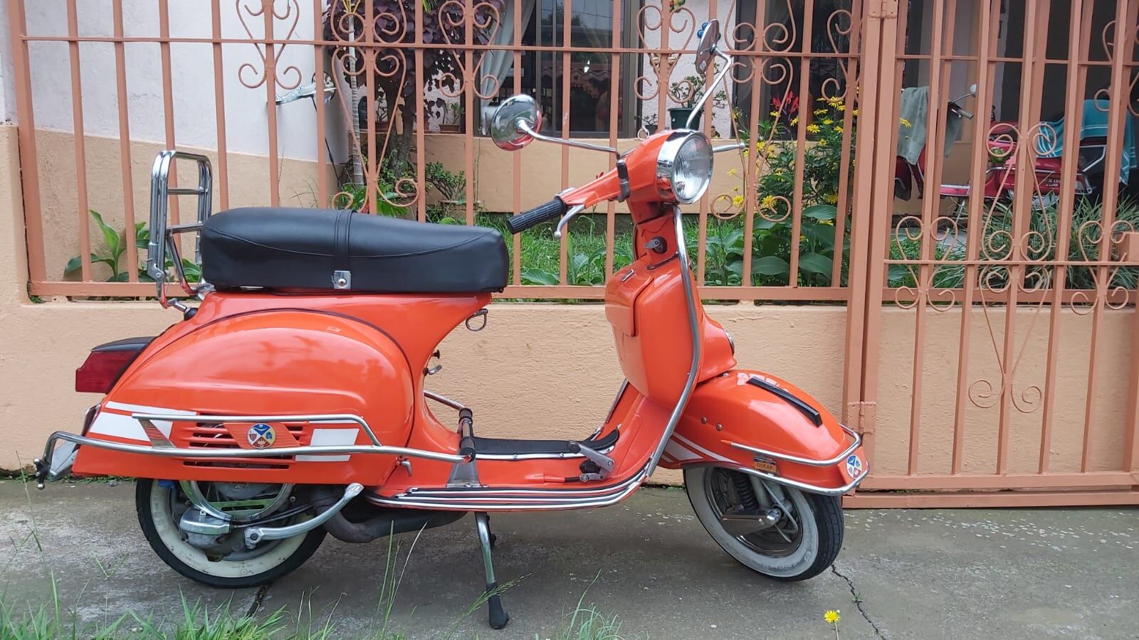 Una Vespa Rally 200 centímetros cúbicos de 1978 es la pasión y el amor eterno de don Óscar Miranda Bogarín quien tiene 69 años.