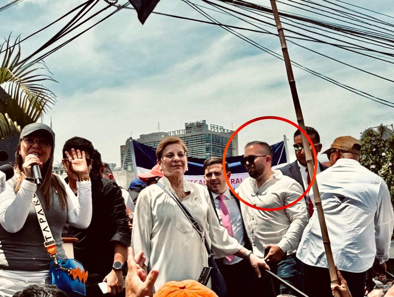El fiscal de Cibercrimen, Esteban Aguilar junto a su hermano Gabriel Aguilar, quien es jefe de despacho del presidente, durante marcha chavista.