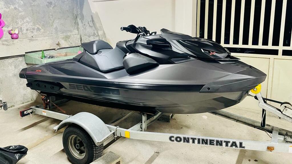 Operativo de la PCD, DEA y Fiscalía en  dos casas en barrios Limoncito y Los Cangrejos, de Limón logró el decomiso de cocaína, moto acuática, motos y camión. Foto: Fiscalía