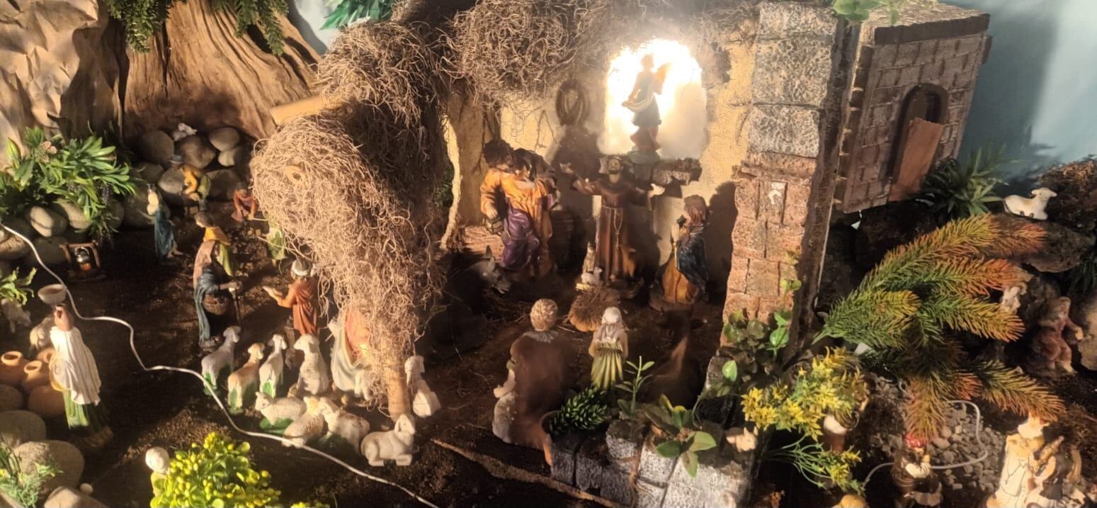 Familia herediana hizo un hermoso portal con 315 figuras