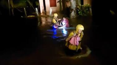 Bomberos rescatan a adultos mayores y a niños que quedaron atrapados en inundación