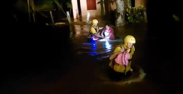Dos adultos mayores fueron rescatados por los bomberos. Foto Bomberos.