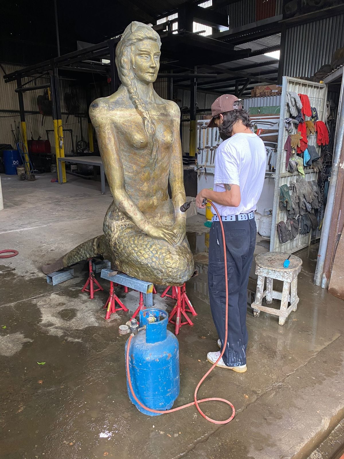 La sirena de Esterillos ya regresó al lugar que ama, el mar, permitiendo así que don Fernando Mora Jiménez pueda seguir soñando con ella, sobre todo ahora que la dejaron más guapa que nunca antes.