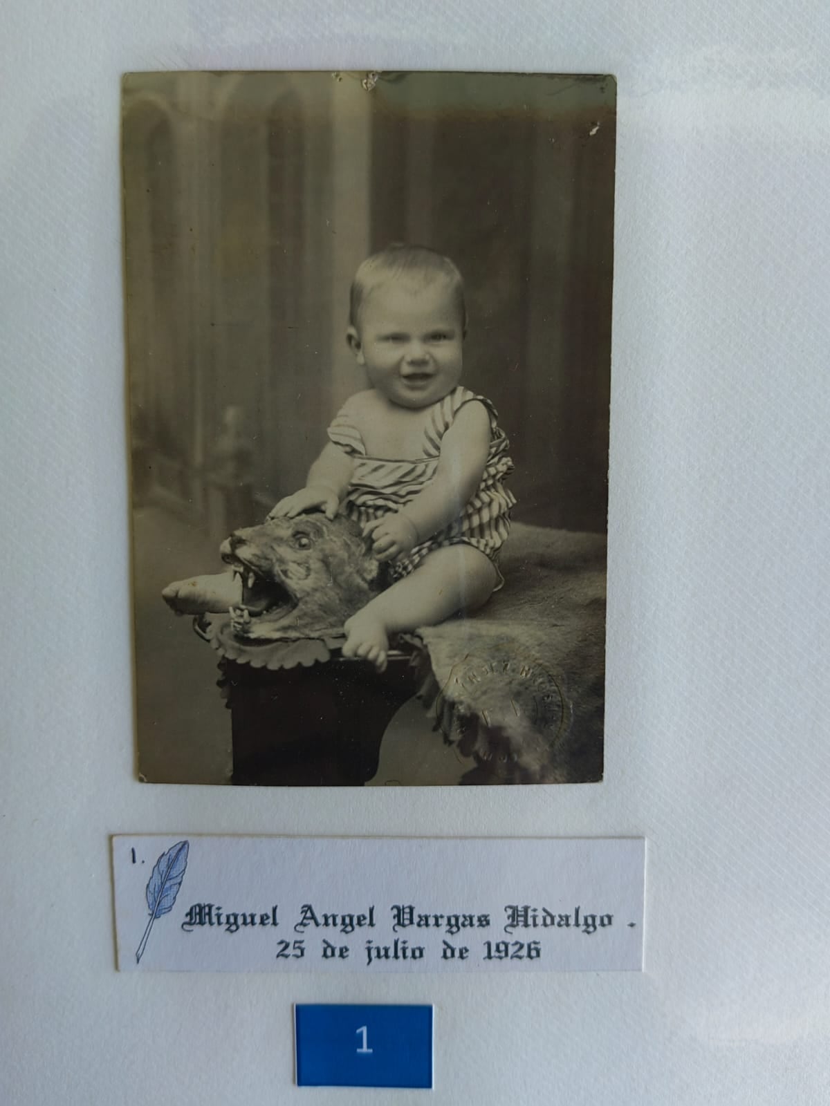 La familia Vargas Hidalgo de Santa Bárbara de Heredia, comenzó en 1927 una especial tradición al vestir a los que iban naciendo, a los 9 meses, con un mismo vestidito que hizo doña Mélida Hidalgo Cortés. El vestido tiene ya 96 años y lo han usado 11 hijos, 34 nietos, 80 bisnietos y 52 tataranietos, 176 bebés en total