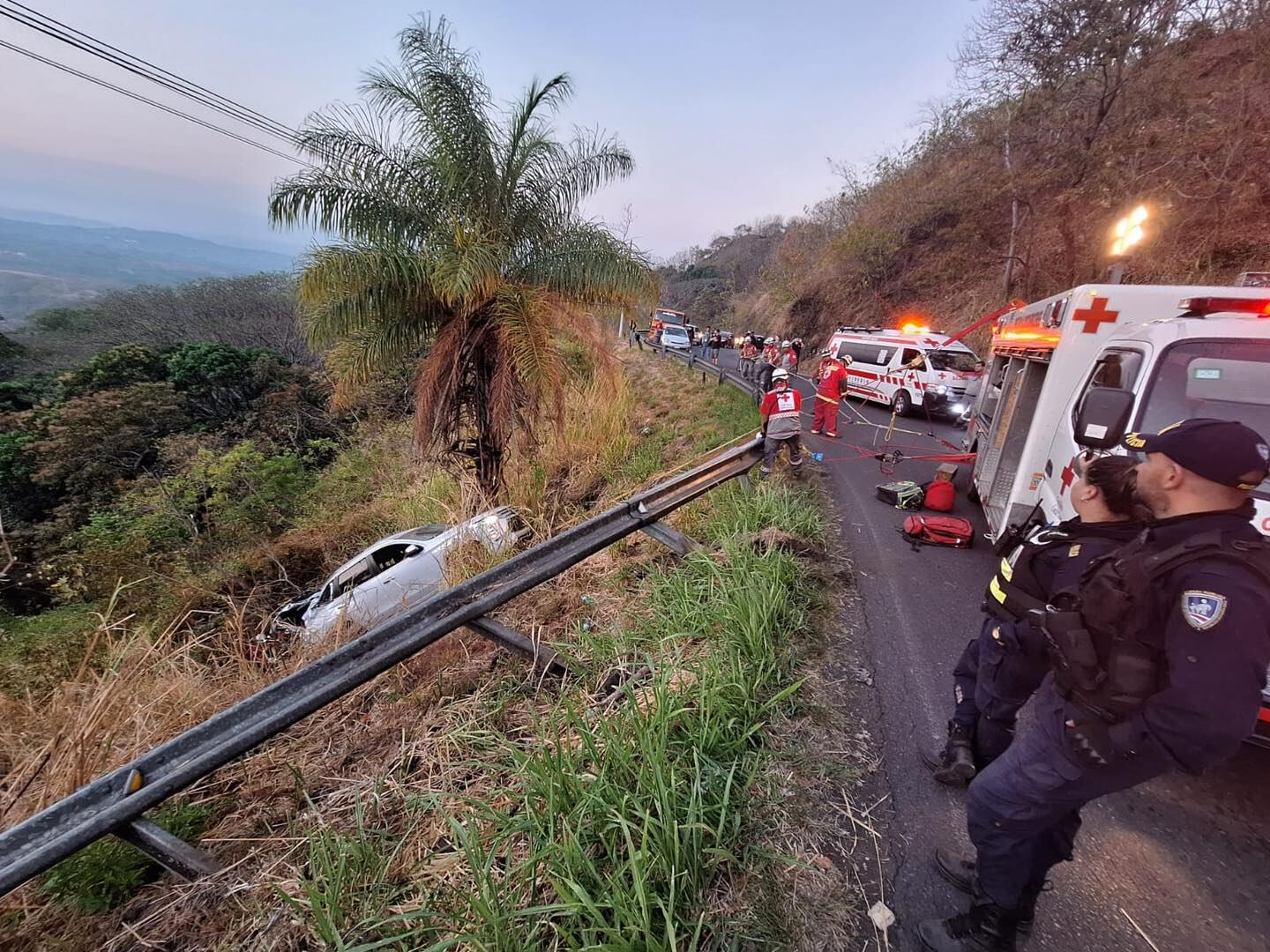Una persona, cuya identidad no ha trascendido, falleció la madrugada de este domingo 10 de marzo en un fatal accidente que ocurrió en Las Vueltas de Macho Chingo, en Atenas. Foto: Toma de Noticias de última hora Alajuela