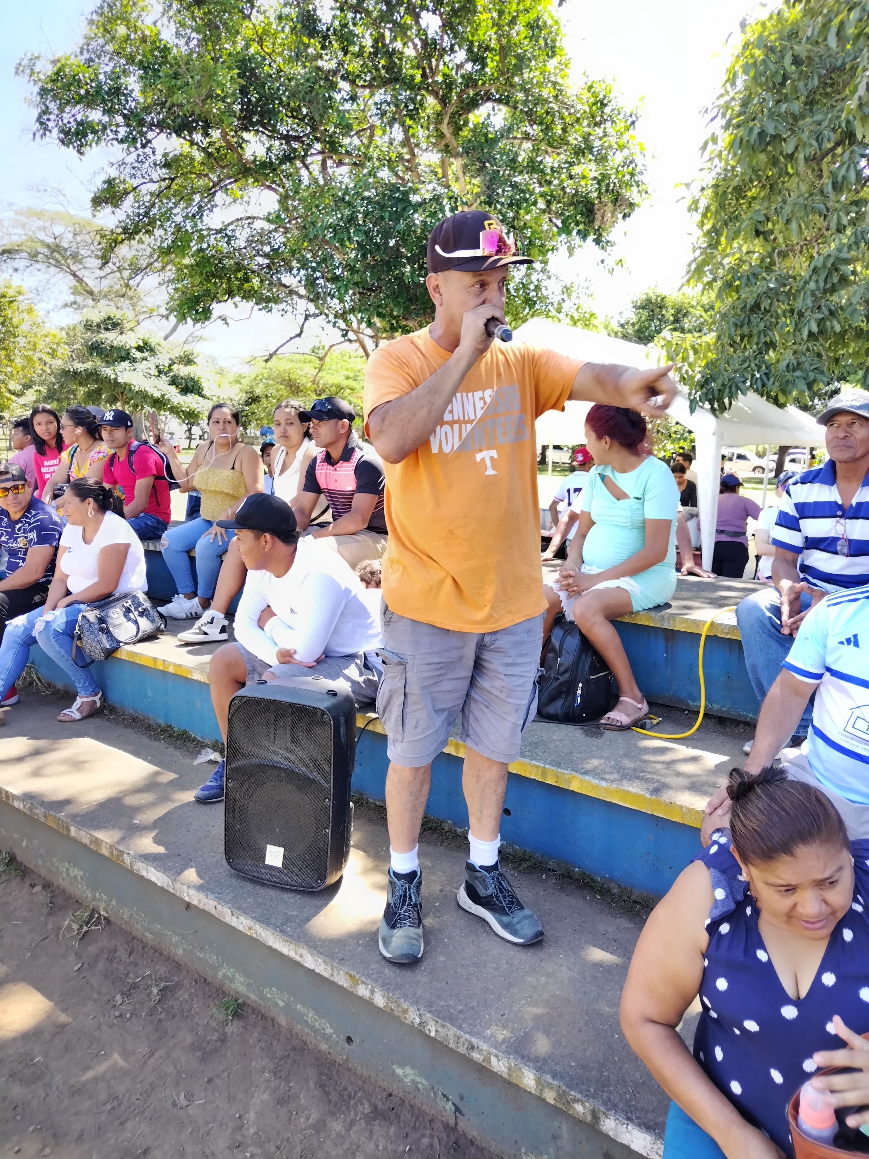 Aldo Vílchez Rocha dejó su amada Nicaragua y se vino para Costa Rica en busca de un mejor futuro económico en 1998, tenía 25 años.  Como beisbolista aquí ganó 4 títulos nacionales con la UIA y ahora narra partidos en La Sabana para su comunidad nicaragüense.